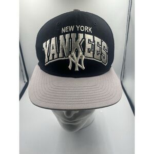 New Era New York Yankees Genuine Merchandise MLB Grey Snap back Trucker One Size